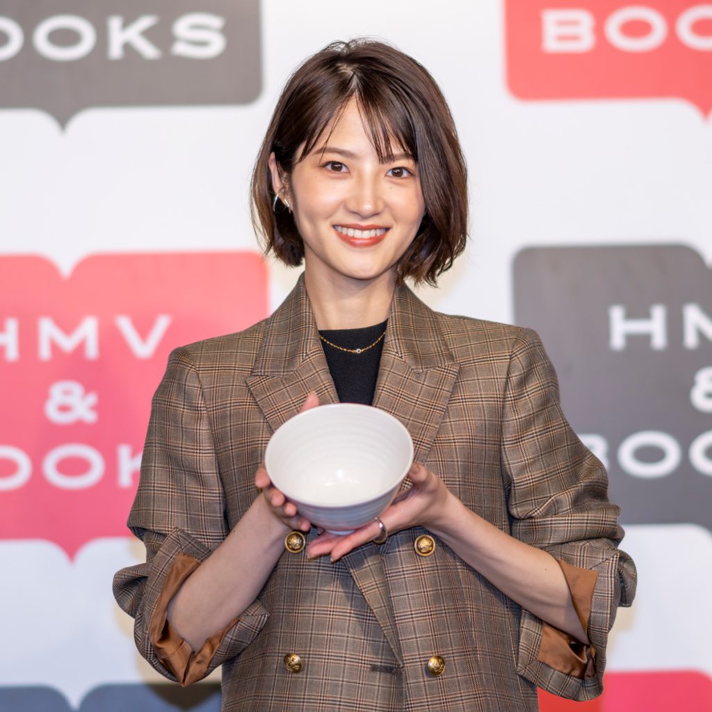 「若月佑美写真集 アンド チョコレート」取材会より