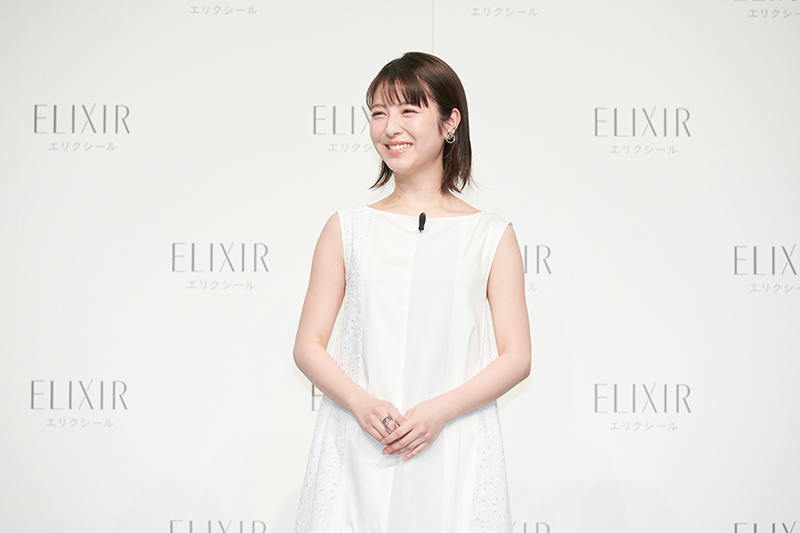 「エリクシール」新ミューズ就任式に出席した浜辺美波