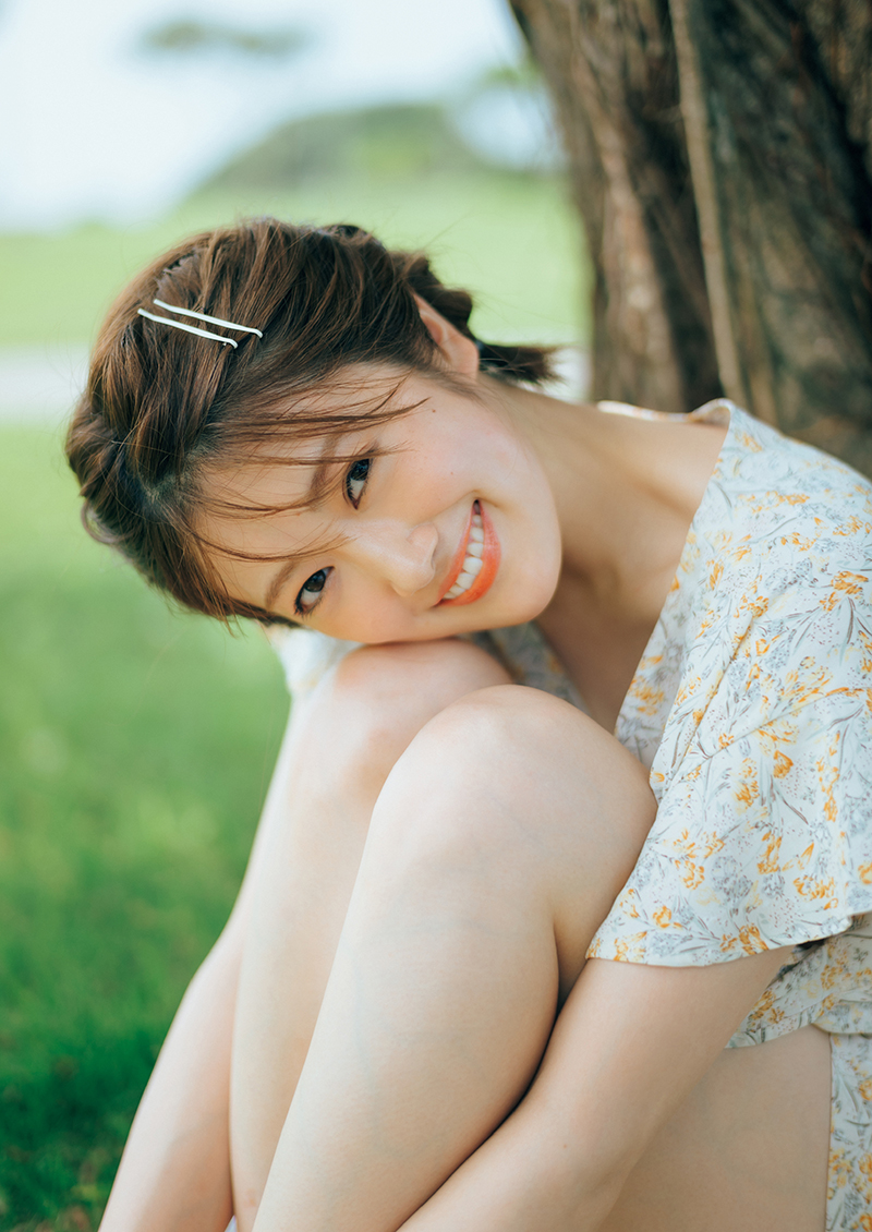 乃木坂46・樋口日奈1st写真集「恋人のように」(光文社)よりガジュマルの⽊陰で休憩中のひなちま
