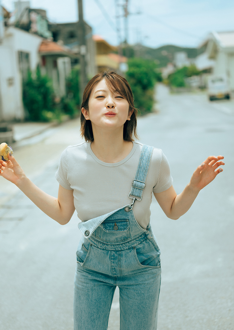 乃木坂46・樋口日奈1st写真集「恋人のように」(光文社)よりご当地シューアイスを食べて喜ぶひなちま