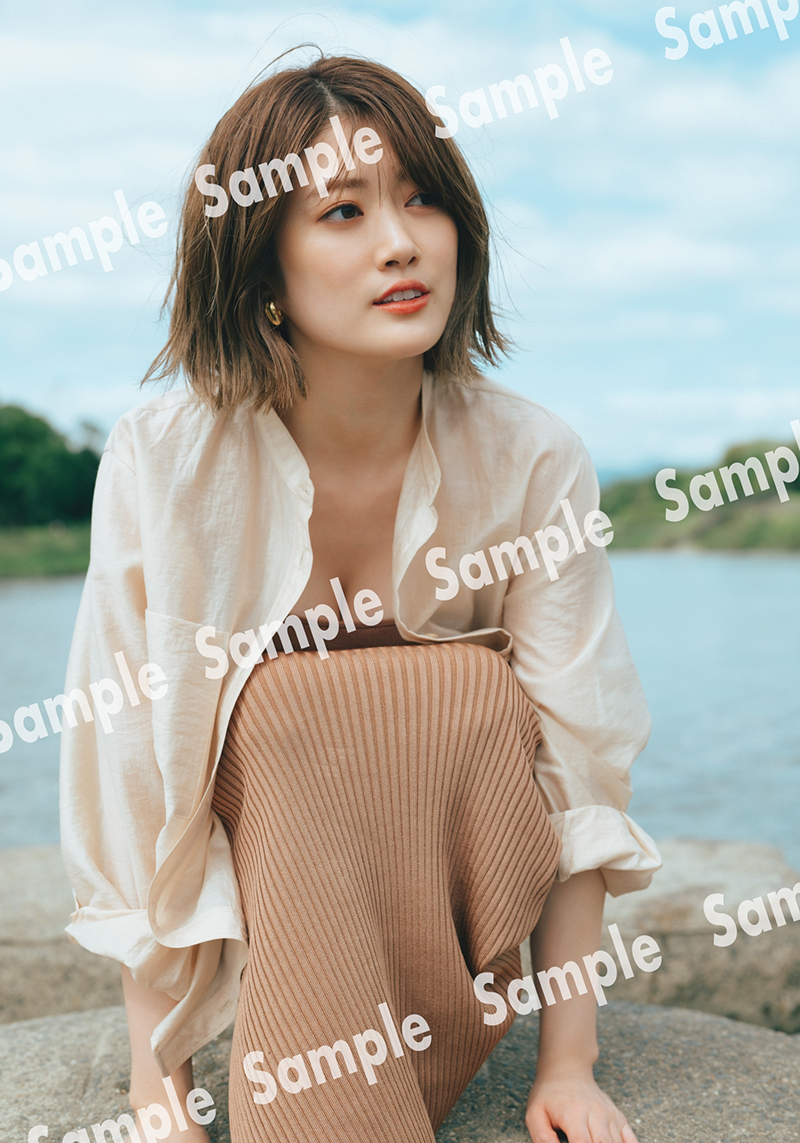 乃木坂46樋口日奈1st写真集特典ポスターより鴨川の飛石で小休憩中のおすわりちま