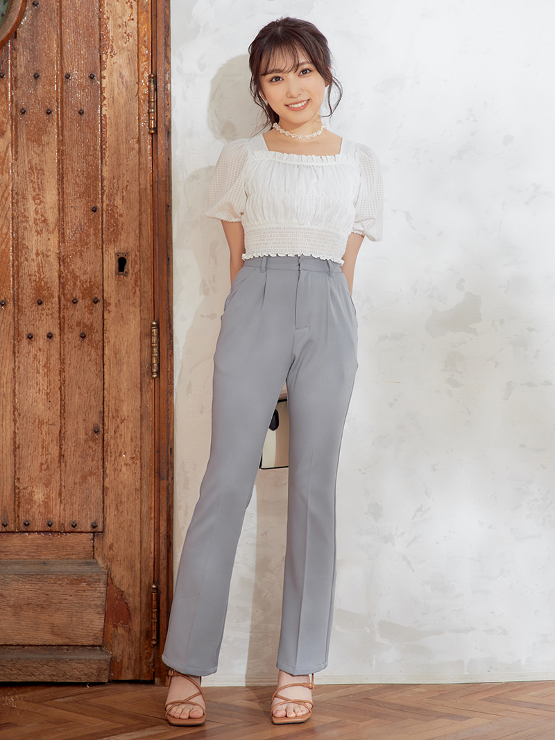 矢吹奈子、シャーリングショートブラウス＆セミフレアパンツ