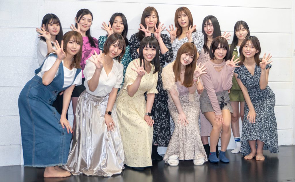 「Greif4」に出演する葉月愛梨、日向葵衣、愛萌なの、メイリ、村上りいな、凛咲子(前列左から)/七瀬リズ、草野綾、後藤郁、清瀬汐希、森のんの、夏崎りか、伊関あみ(後列左から)