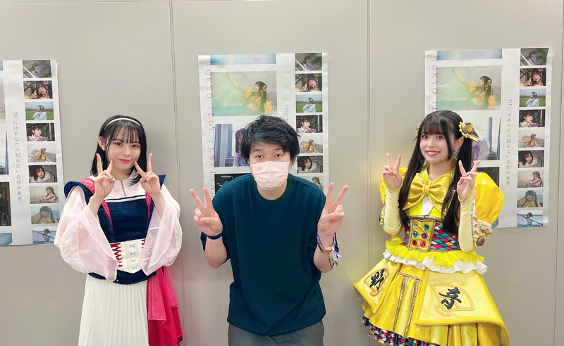 「TOKYO IDOL FESTIVAL 2022」PR大使の七瀬れあ(Appare!/右)、浜辺ゆりな(真っ白なキャンバス/左)、TIF総合プロデューサー菊竹龍氏(中央)