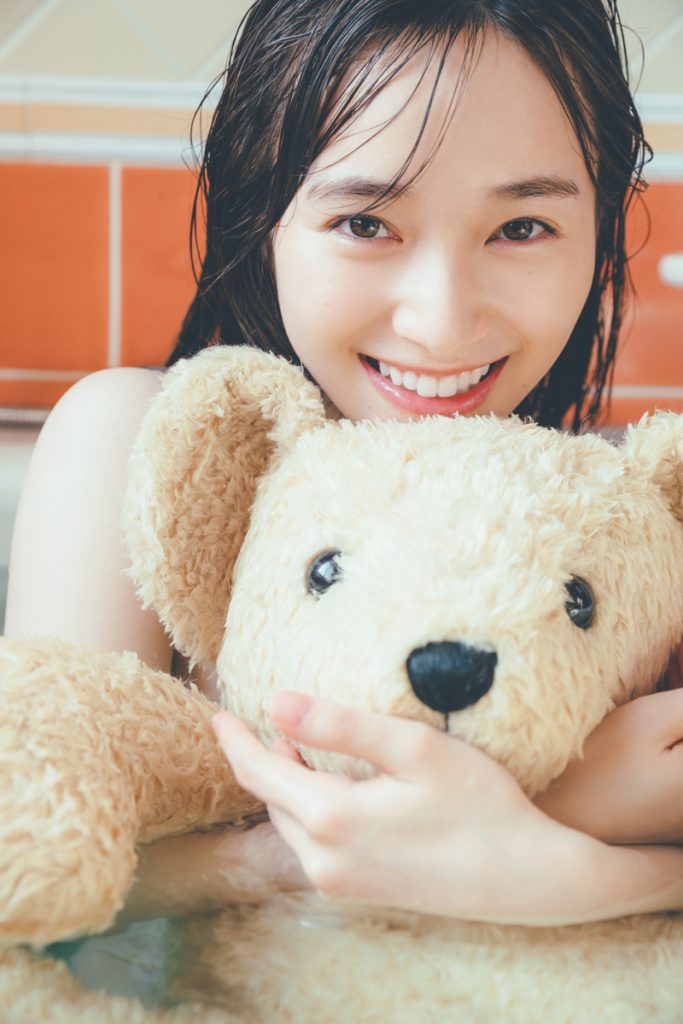 櫻坂46守屋麗奈1st写真集「笑顔のグー、チョキ、パー」(竹書房)より封入用ポストカード5/6
撮影/東 京祐