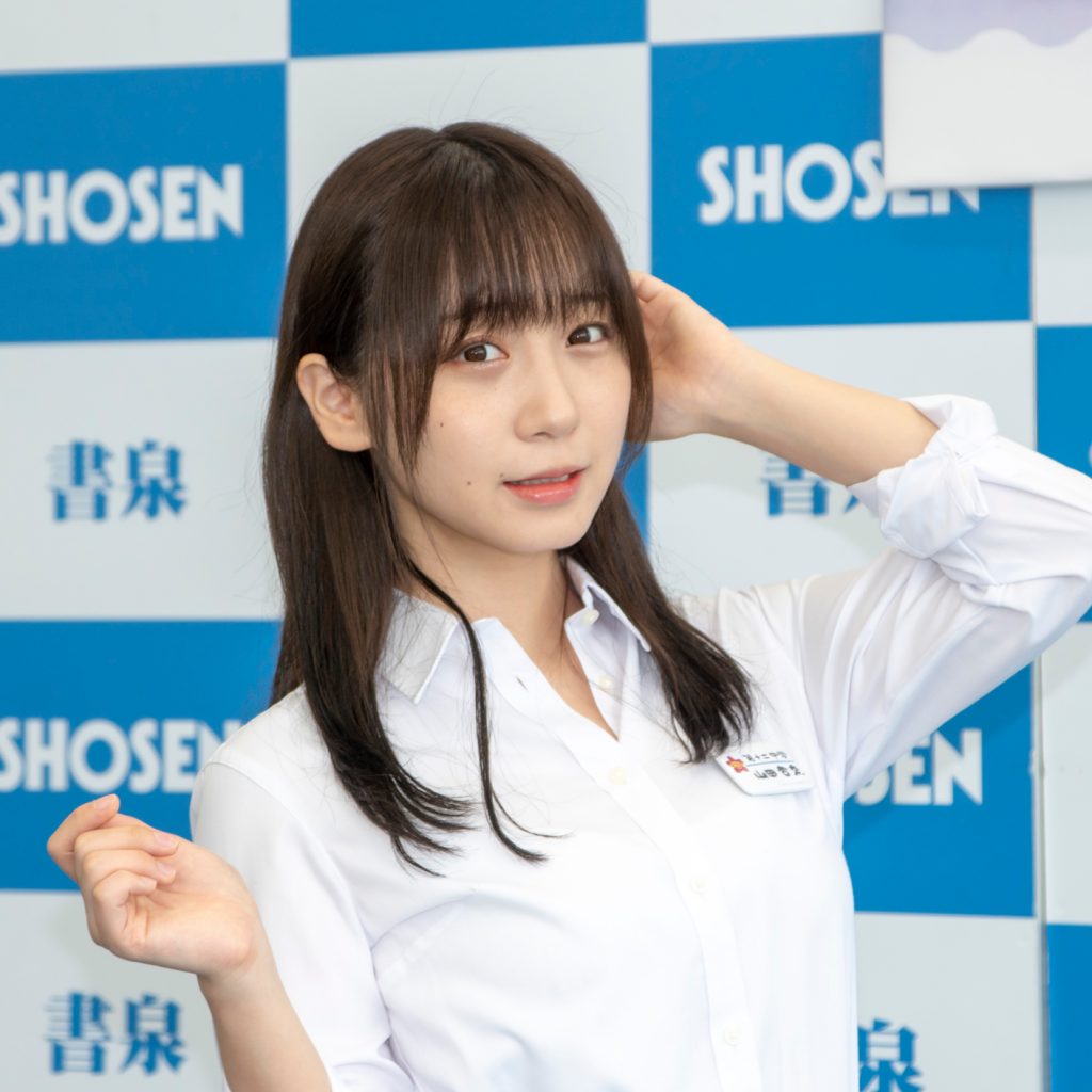 コラボ写真集『伊織の心がヤバイやつ ~伊織もえ×「僕の心のヤバイやつ」コラボ写真集~』(秋田書店)取材会に出席した伊織もえ