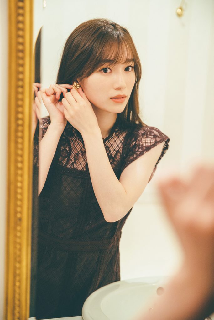 櫻坂46・守屋麗奈1st写真集「笑顔のグー、チョキ、パー」より