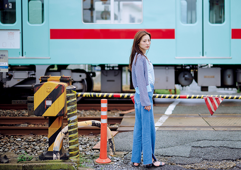 高田里穂写真集「完成された未完成」より