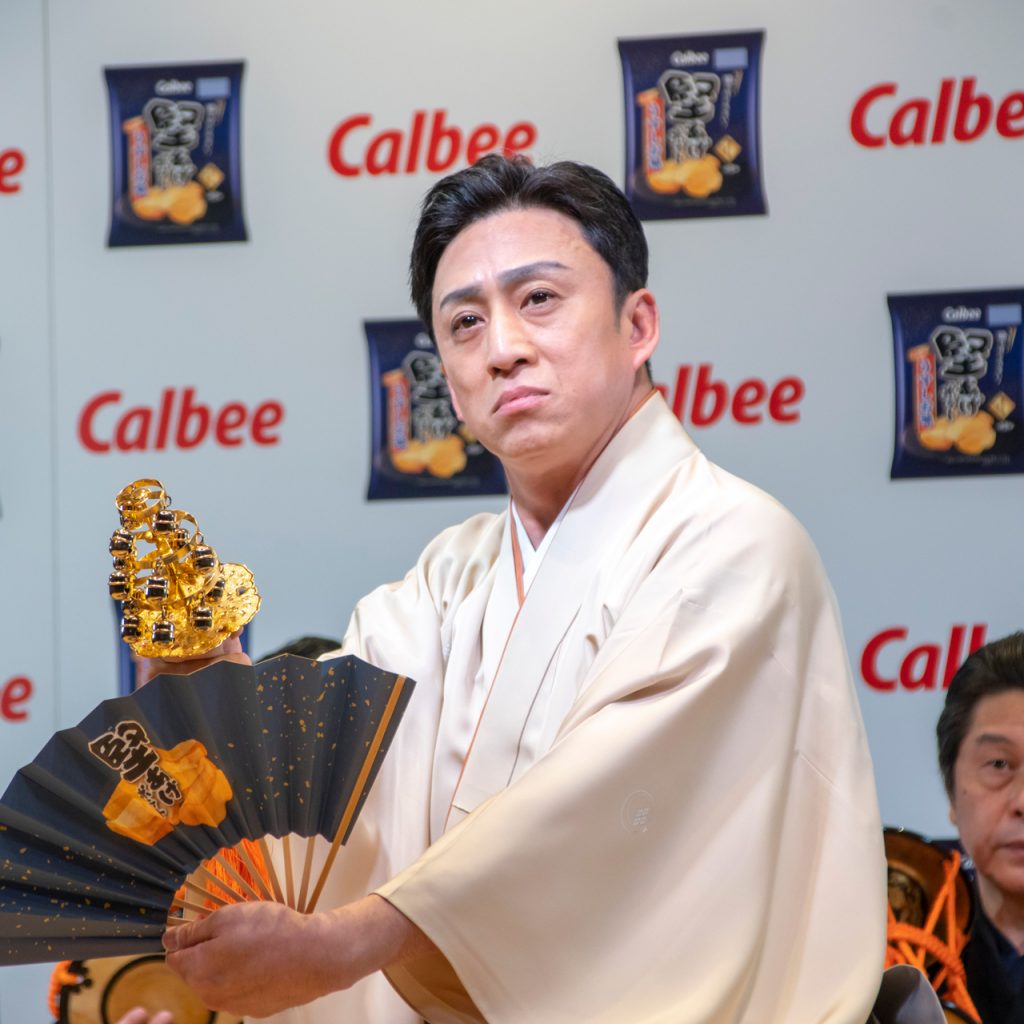 カルビー「堅あげポテト うすしお味」リニューアル発表会に出席した松本幸四郎