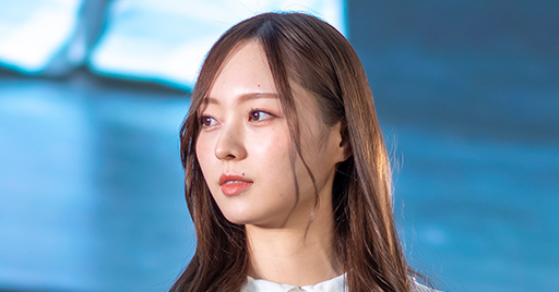 乃木坂46梅澤美波、“なんだか怒ったポーズと顔”に「美しすぎます