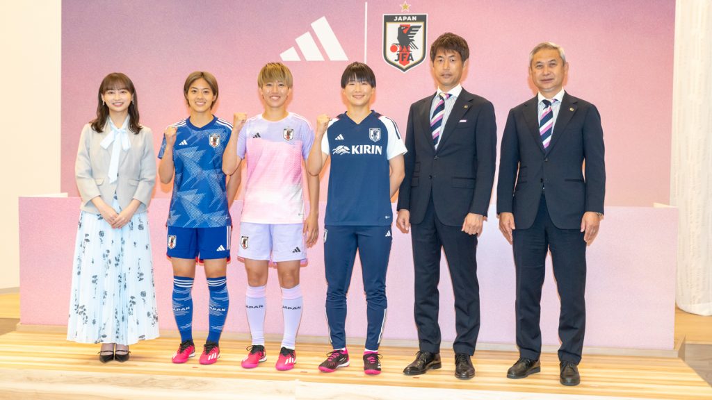 アディダス『サッカー日本女子代表2023ユニフォーム』発表会に出席した日向坂46・影山優佳、小林里歌子選手、植木理子選手、藤野あおば選手、池田太監督、佐々木則夫JFA女子委員長