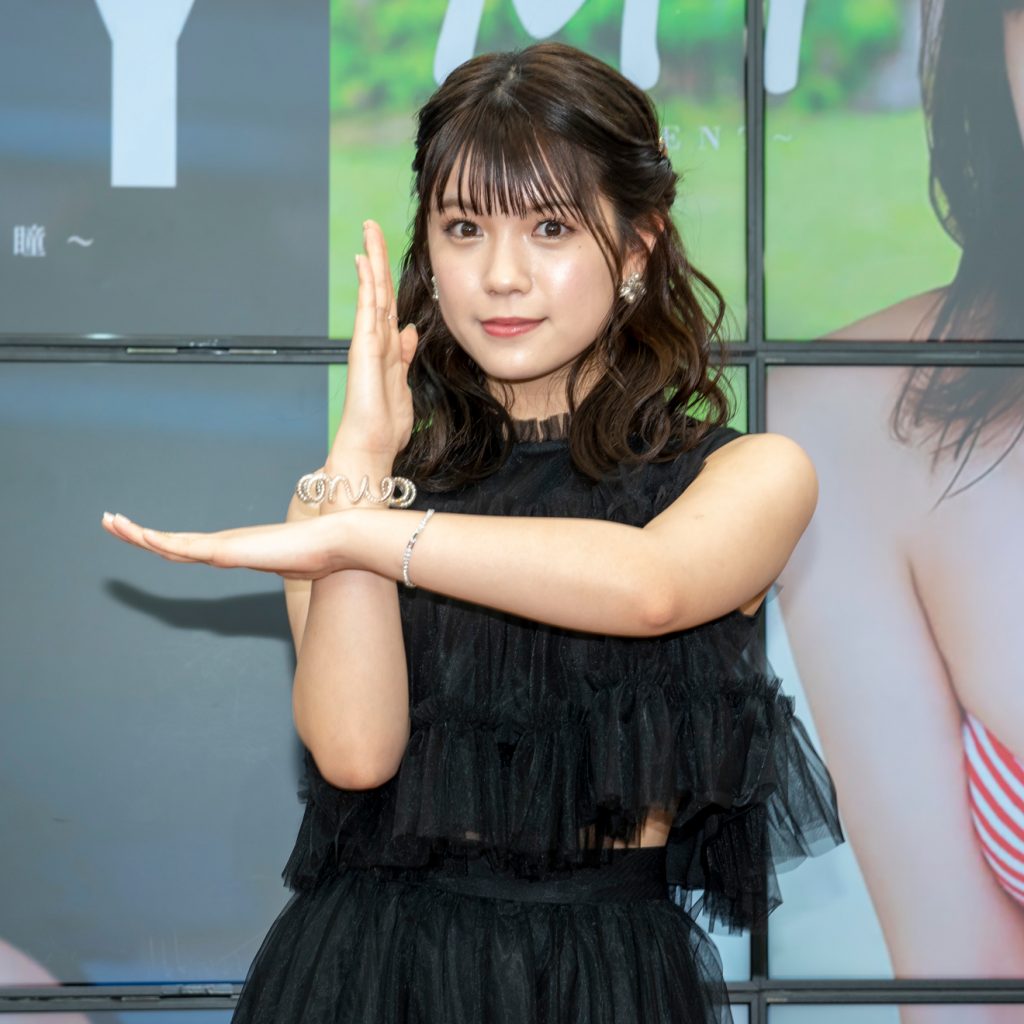 写真集「MY~輝く瞳~」(彩文館出版)、DVD「MY~MOMENT~」(エスデジタル)発売記念取材会に出席した村山優香