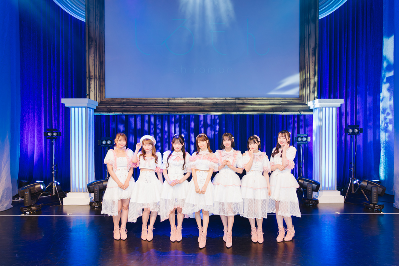 ライブタイトル「White Bouquet」にちなんで結婚式をイメージしたセットが設置されたステージで、メンバーがライブ前に記念撮影/Photo:ワタナベタイシ