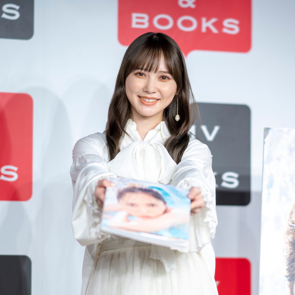 1st写真集「 #会いたい 」出版記念取材会に出席した加藤史帆