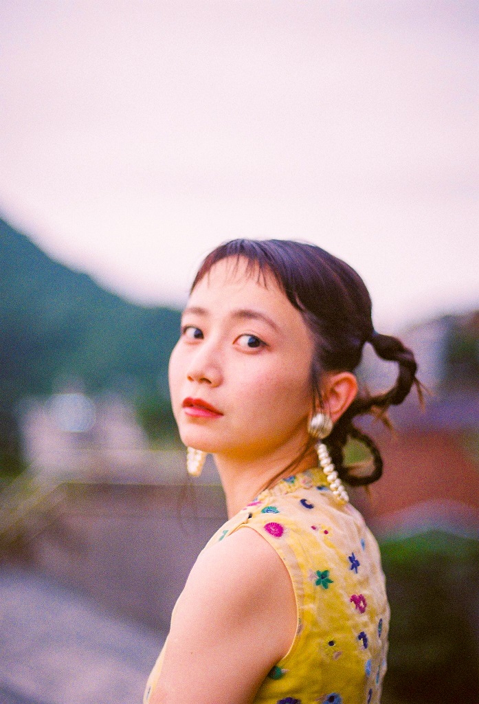 三戸なつめ芸能活動10周年記念フォトエッセイ「なつめろん」(宝島社)