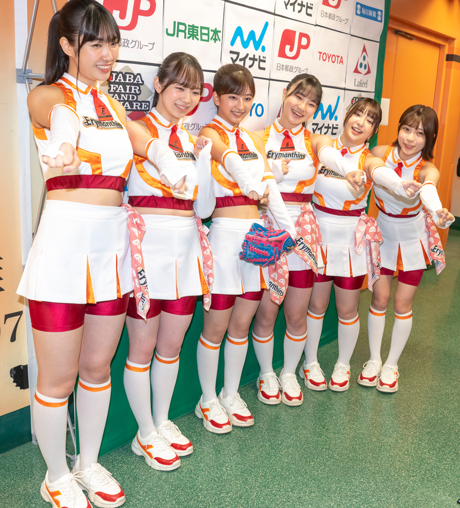 取材に応じた瑚々、藤本沙羅、斉藤里奈、咲田ゆな、麻倉瑞季、三野宮鈴