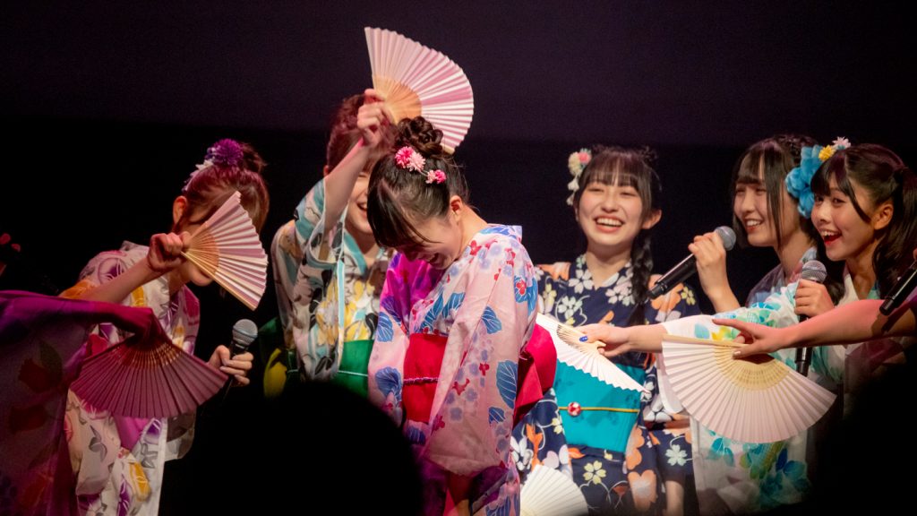 「ラフ×ラフ」2ndワンマン「9revengeリリースライブ~9人をもっと知ろう~」より、集合写真を自分のところだけ加工して共有したことを告白し、メンバーから総ツッコミを浴びる日比野芽奈