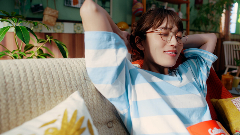 川口春奈が出演するカルビーポテトチップス新CMより