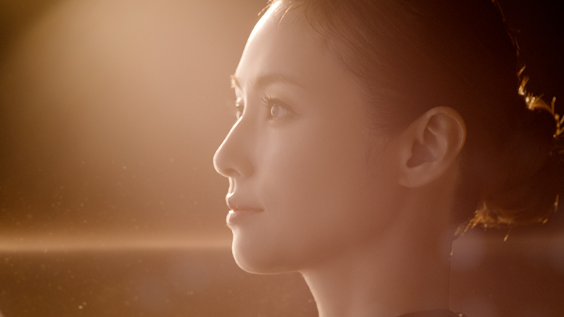 メナード化粧品新TVCM「ダイヤモンドリング」篇に出演する深田恭子