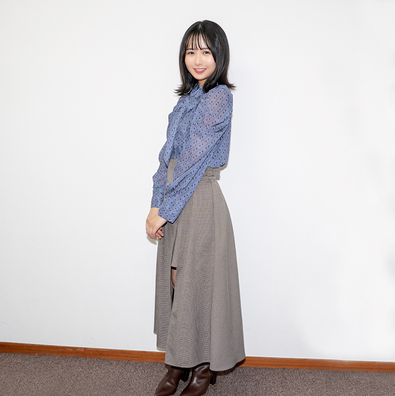 ソロ写真集「そのままで」(主婦と生活社)を発売する日向坂46・上村ひなの
