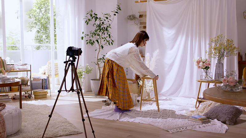 自然光の差す明るい部屋でセルフィーをセッティング