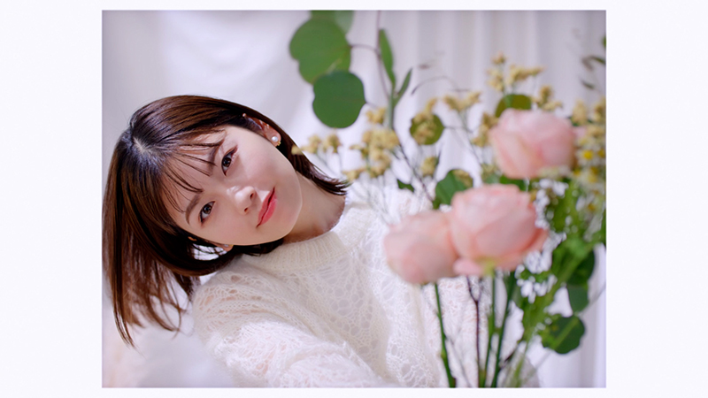花束を手に、自由にセルフィーを楽しむ小芝風花