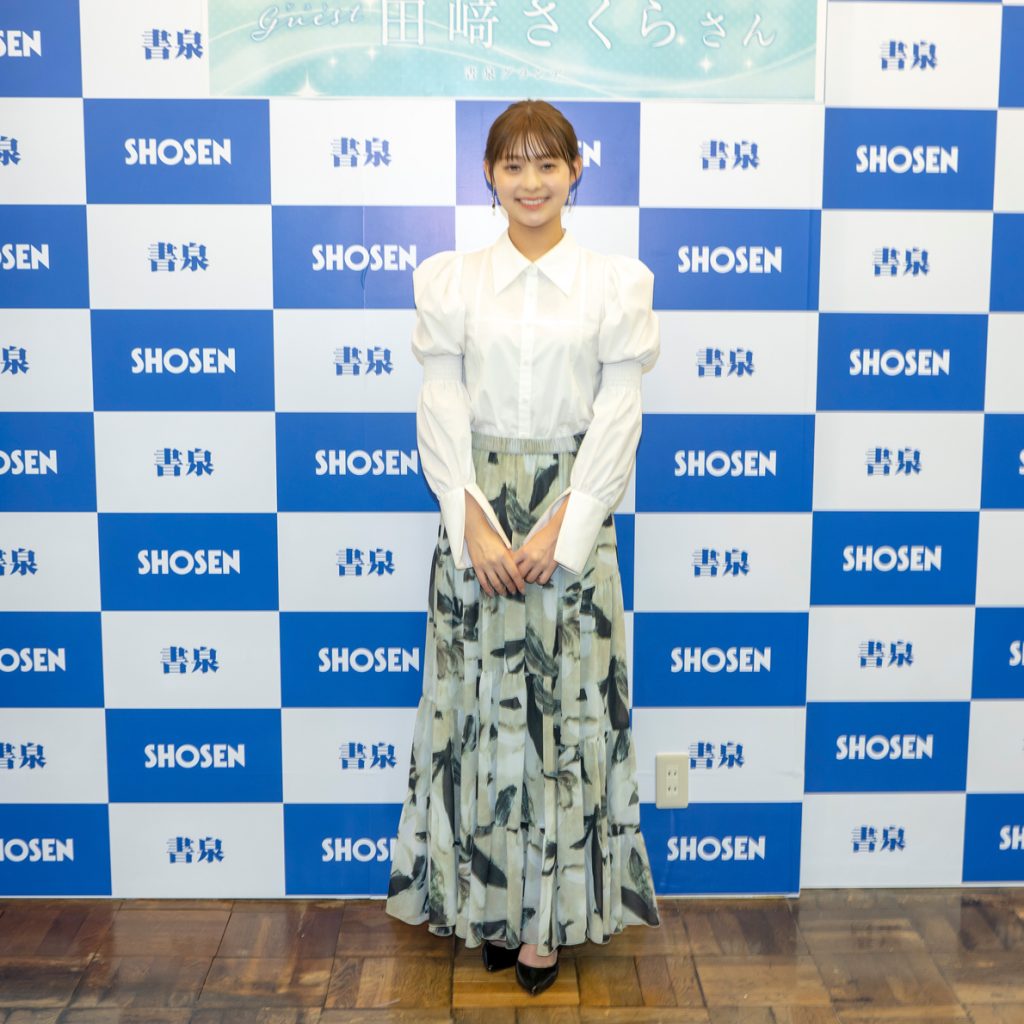 田﨑さくらが「週刊ビッグコミックスピリッツ」表紙登場&デジタル写真集「Blue Bird」発売記念取材会に出席