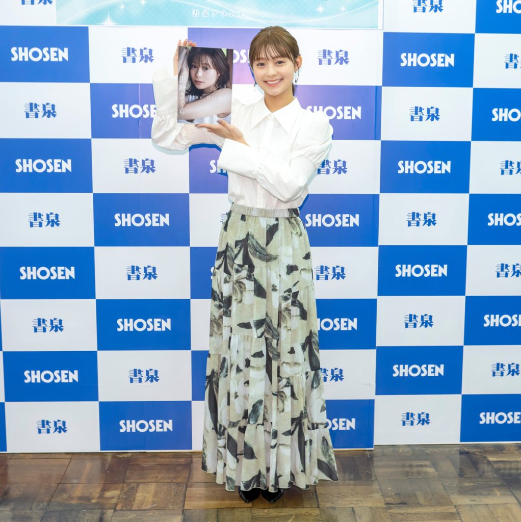 田﨑さくらが「週刊ビッグコミックスピリッツ」表紙登場&デジタル写真集「Blue Bird」発売記念取材会に出席
