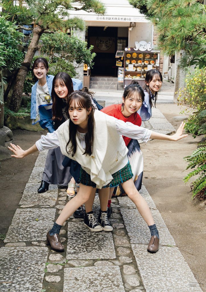 「B.L.T.2023年12月号」ローソンエンタテインメント購入者特典:佐々木久美&佐々木美玲&金村美玖&小坂菜緒&上村ひなの(日向坂46)両面ポスター(裏)