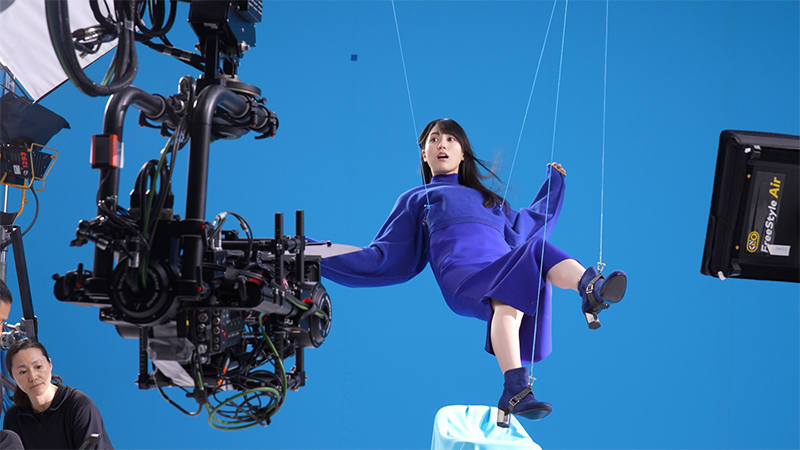 「かぜの瞬間　青のベンザ」篇に出演する乃木坂46・賀喜遥香