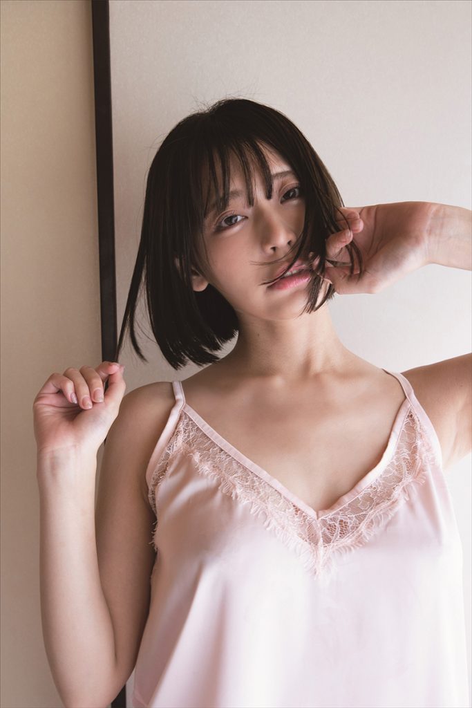 『小日向結衣ファースト写真集 スーパーエロチカ』(徳間書店)/撮影:小塚毅之