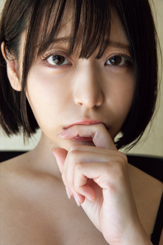 『小日向結衣ファースト写真集 スーパーエロチカ』(徳間書店)/撮影:小塚毅之