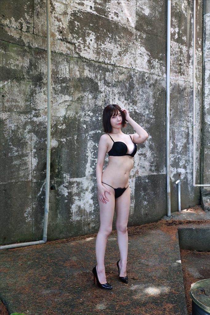 『小日向結衣ファースト写真集 スーパーエロチカ』(徳間書店)/撮影:小塚毅之