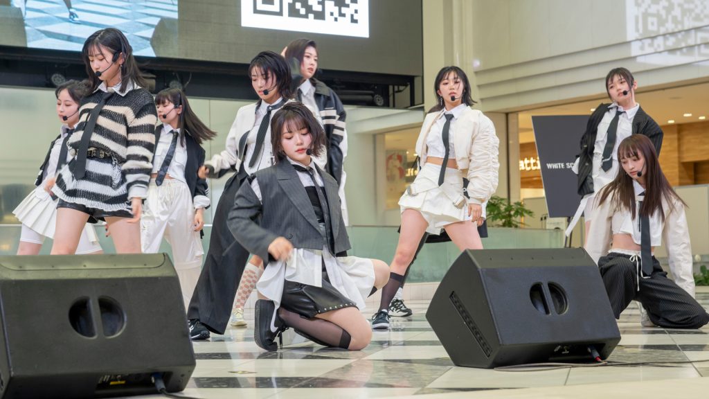 デビュー曲「眼差しSniper」を初披露したWHITE SCORPION