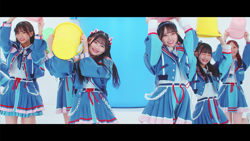 HKT48 17thシングル「バケツを被れ!」MVより