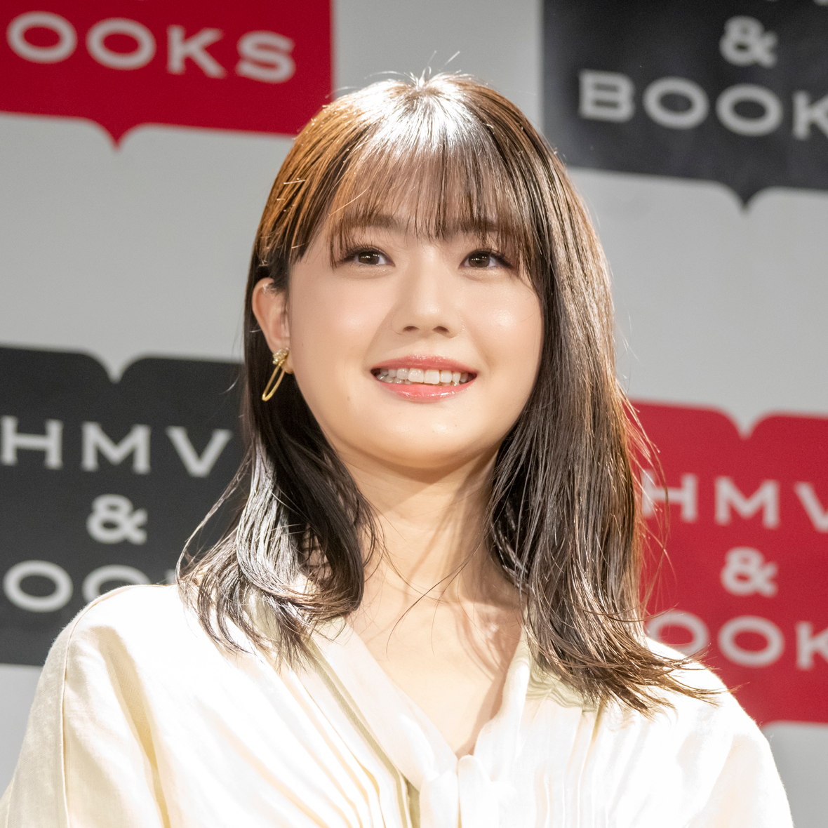 瀧野由美子、“透け感”あるゴージャスなドレス姿で登壇｜BUBKA Web