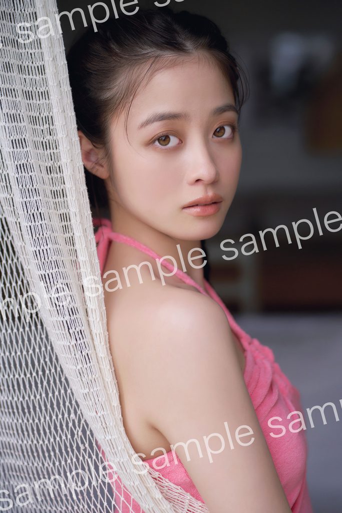 「橋本環奈写真集 カレイドスコープ」ランダム封入特典のポストカード
