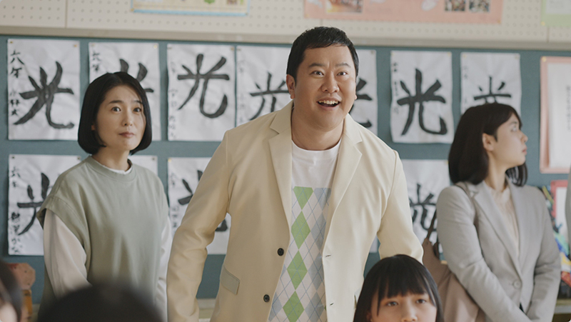 「コンタクトのアイシティ　瞳の特別授業」篇に出演するとにかく明るい安村