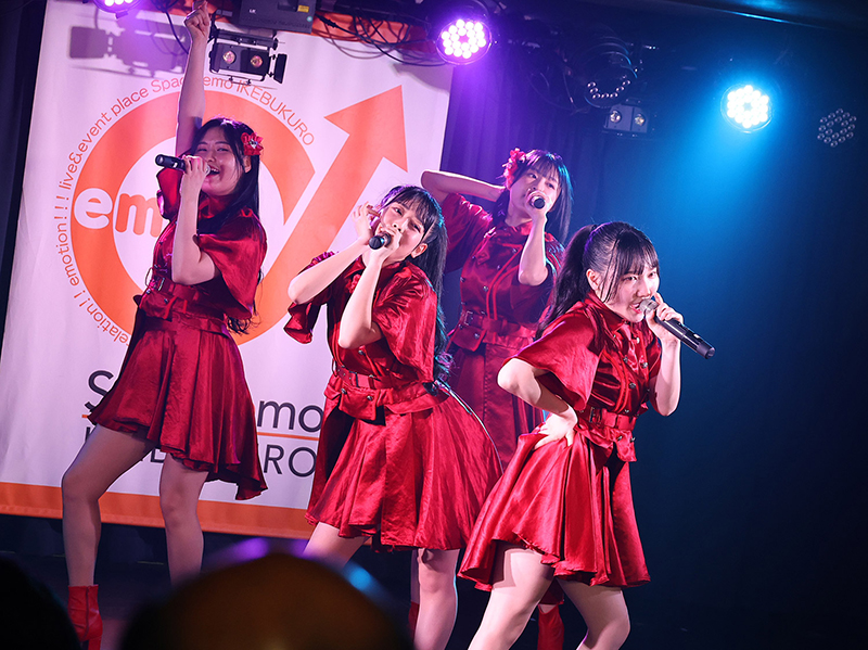 九州女子翼 ライブ特化型ステージ「エモい女子翼。」より