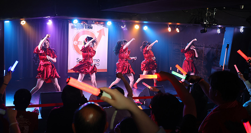 九州女子翼 ライブ特化型ステージ「エモい女子翼。」より