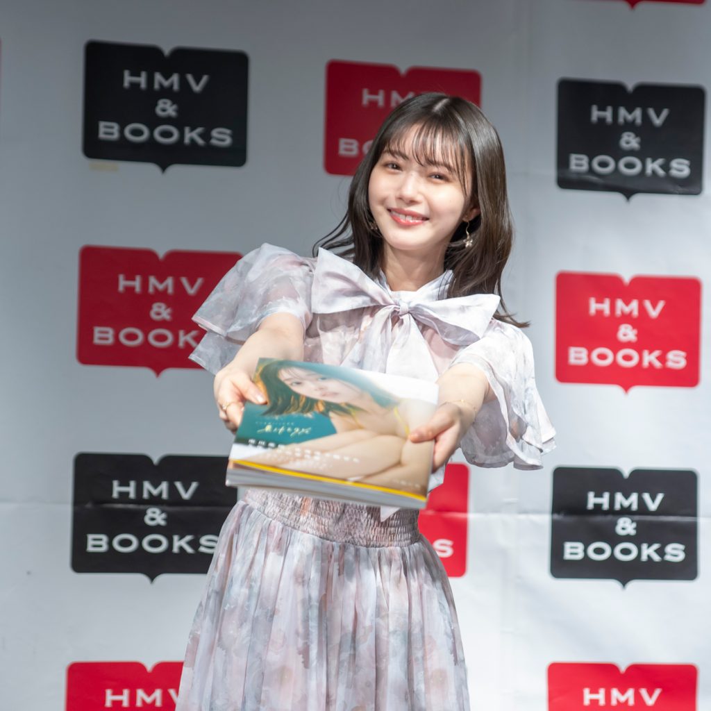2nd写真集「果汁29%」(玄光社)発売記念取材会に出席した市川美織