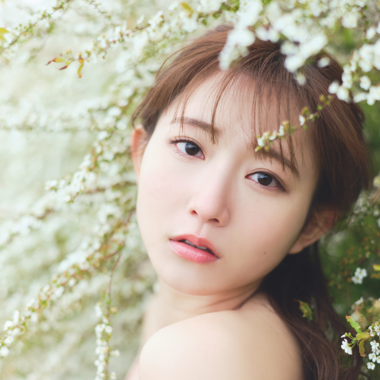 人気声優 青山なぎさ、可憐なキャミソール姿で『週刊FLASH』初表紙を