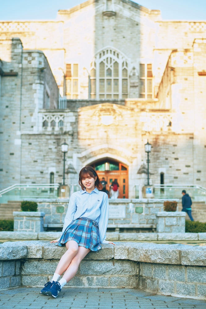 日向坂46・松田好花1st写真集「振り向いて」通常版裏表紙/撮影:岡本武志/講談社