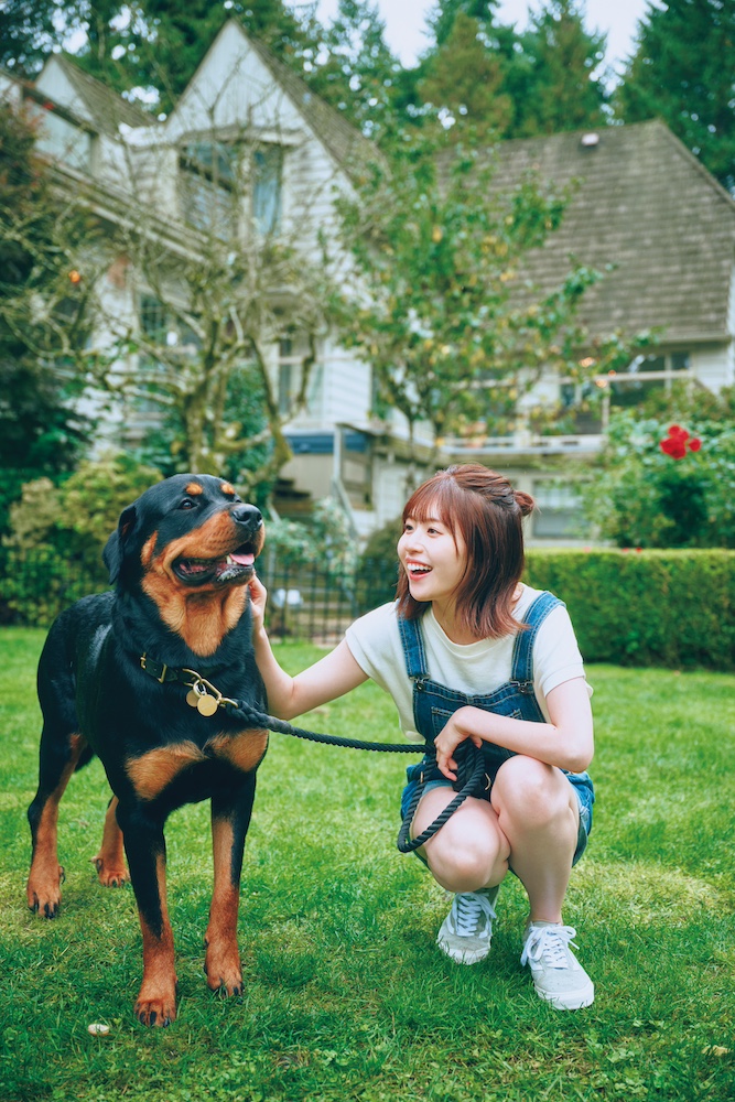 日向坂46・松田好花1st写真集「振り向いて」楽天ブックス限定版裏表紙/撮影:岡本武志/講談社