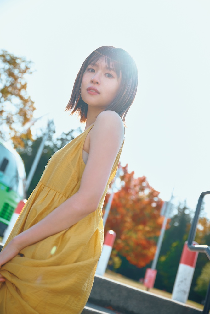 日向坂46・松田好花1st写真集「振り向いて」TSUTAYA限定版裏表紙/撮影:岡本武志/講談社