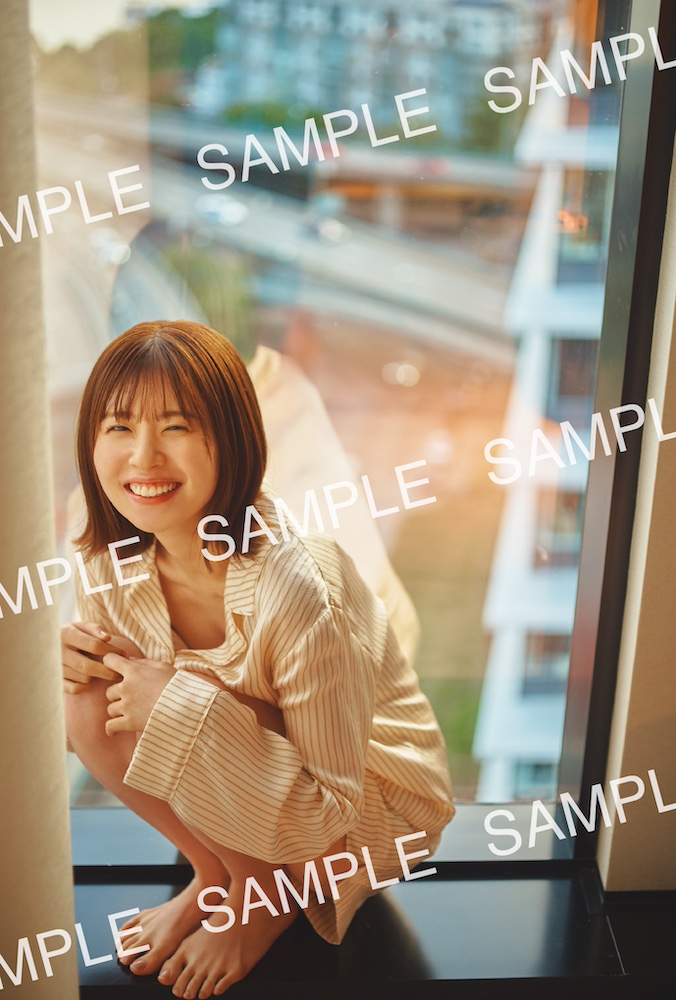日向坂46・松田好花1st写真集 振り向いて<封入ポストカード>/撮影:岡本武志/講談社