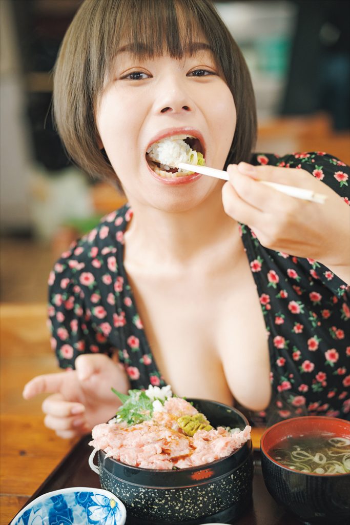 『和地つかさ写真集「WATCH ME」』(徳間書店)/撮影:鈴木ゴータ