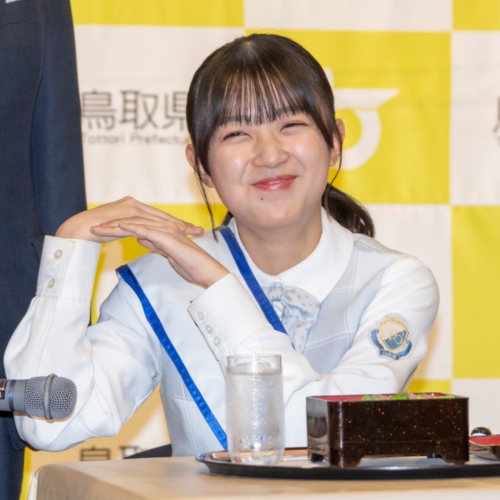 鳥取県「とっとりふるさと大使 委嘱状交付式」に出席した日向坂46平尾帆夏が『うまほ~!』