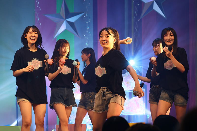「AKB48 17期生昇格記念LIVE!新メンバーあいさつまわり ~私たち、AKB48です~」より
