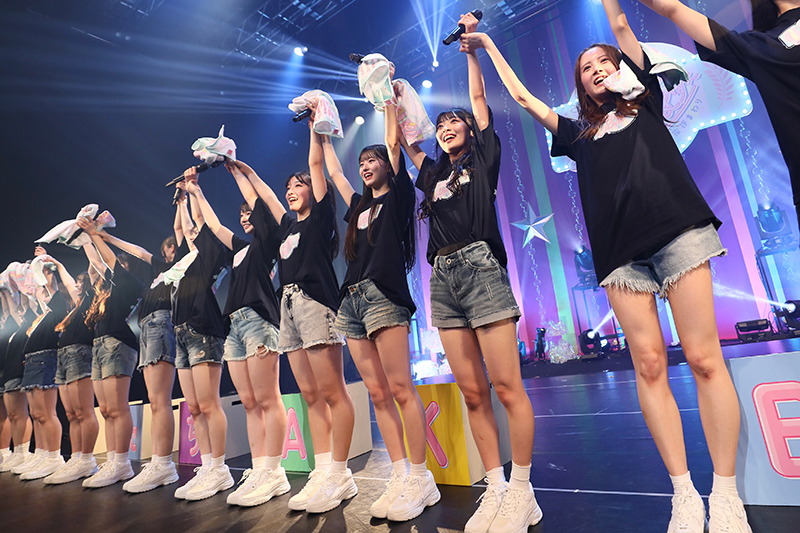 「AKB48 17期生昇格記念LIVE!新メンバーあいさつまわり ~私たち、AKB48です~」より